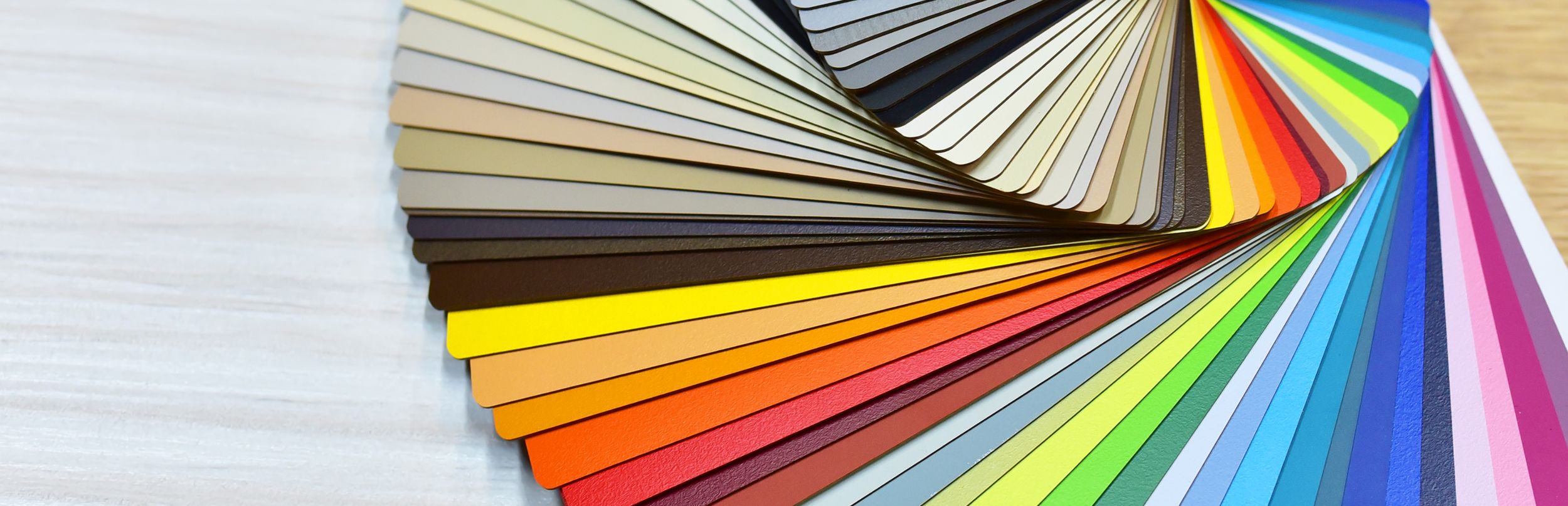 Farbfächer zur Auswahl einer Wandfarbe